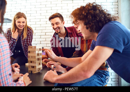 Un joyeux groupe de jeunes jouent aux jeux de société. Banque D'Images