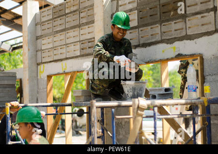 Interdire SA YAI, TRAT, Thaïlande - Armée royale thaïlandaise le Sgt. Principaux 1ère classe Adrirak Sanban, avec Développement Mobile 14, Quartier général des Forces armées thaïlandaises, jette les dernières briques dans un mur le 3 février, à l'Interdire Sa Yai projet scolaire, Trat, Thaïlande. L'interdiction Sa Yai la construction du projet fait partie de l'or 2016 Cobra. Gold Cobra est un thaï-AMÉRICAIN co-parrainé l'exercice qui comprend l'accent accru sur l'action civique, humanitaire, médicale et d'engagement communautaire activités menées au cours de l'exercice pour répondre aux besoins et intérêts humanitaires des populations civiles de la région. (Photo de l'armée américaine s Banque D'Images