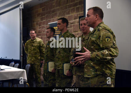 Le général Ben Hodges, de l'armée américaine l'Europe général commandant (à droite) a présenté l'USAREUR 2015 le général Douglas MacArthur Leadership Awards aux bénéficiaires le 13 janvier 2016, sur l'Argile Kaserne à Wiesbaden, en Allemagne, pour les participants. 160113-A-PS499-073 (U.S. Photo de l'armée de l'information visuelle Dee Spécialiste Crawford/libérés) Banque D'Images