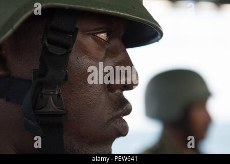 160203-F-IJ878-139 DJIBOUTI, Djibouti (fév. 3, 2016) Forces maritimes du Soudan à bord d'un navire au cours de l'effort Cutlass Express 2016. Cutlass Express est un U.S. Africa Command-parrainé l'exercice maritime multinational visant à accroître la sûreté et la sécurité maritime dans les eaux au large de l'Afrique de l'Est, l'ouest de l'océan Indien des Nations unies, et dans le golfe d'Aden. (U.S. Air Force photo de Tech. Le Sgt. Barry Loo/libérés) Banque D'Images