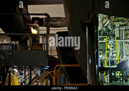 Un C-130H Hercules subit une inspection à l'isochrone 179e Airlift Wing, Mansfield, Ohio, le 3 février 2016. Cet avion a été récemment acquis par l'unité de la Garde nationale aérienne de l'Ohio à partir de la 152e Airlift Wing, Nevada Air National Guard. L'avion construit en 1979 est entièrement inspectés, nettoyés et préparés pour la poursuite de la longévité de service. (U.S. Air National Guard photo de Tech. Le Sgt. Joe HarwoodReleased) Banque D'Images