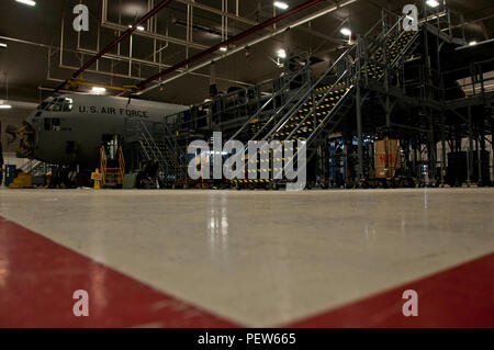 Un C-130H Hercules subit une inspection à l'isochrone 179e Airlift Wing, Mansfield, Ohio, le 3 février 2016. Cet avion a été récemment acquis par l'unité de la Garde nationale aérienne de l'Ohio à partir de la 152e Airlift Wing, Nevada Air National Guard. L'avion construit en 1979 est entièrement inspectés, nettoyés et préparés pour la poursuite de la longévité de service. (U.S. Air National Guard photo de Tech. Le Sgt. Joe HarwoodReleased) Banque D'Images