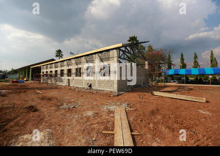 Les membres de l'Armée royale thaïlandaise, indonésienne et de l'Armée de l'armée américaine travailler ensemble au cours de la construction d'une salle polyvalente pour l'interdiction de l'école Wang Phrom Nimit Yeng Nam, Thaïlande, au cours de l'effort d'or Cobra, le 1 février 2016. Gold Cobra 2016, dans sa 35ème itération comporte un accent particulier sur l'action civique, humanitaire, médicale et d'engagement communautaire activités menées au cours de l'exercice pour répondre aux besoins et intérêts humanitaires des populations civiles de la région. (U.S. Marine Corps Combat Camera photo par lance le Cpl. Miguel A. Rosales/libérés) Banque D'Images