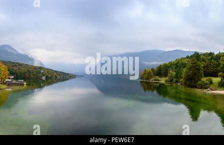 Lac de Bohinj au début de l'automne, la Slovénie. Réflexions de montagnes dans l'eau claire. Banque D'Images