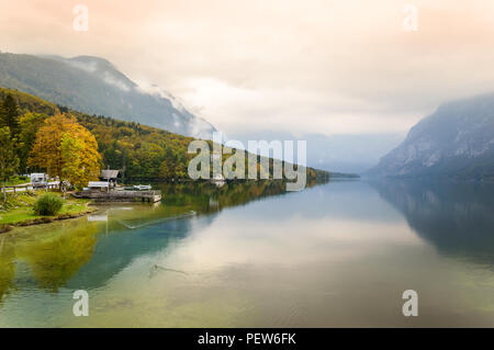 Lac de Bohinj au début de l'automne, la Slovénie. Réflexions de montagnes dans l'eau claire. Banque D'Images