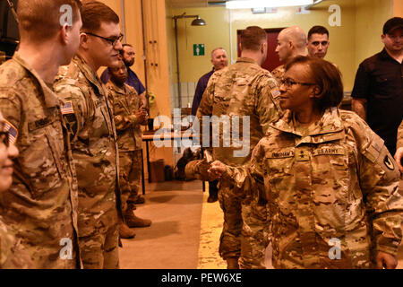 Le général de Gwendolyn Bingham (droite), la gestion du cycle de vie de TACOM, commandant de la troupe accueille attribué à 4e Escadron, 2e régiment de cavalerie, après l'arrivée de procéder à une évaluation de l'équipement de l'unité à la caserne de Rose, de l'Allemagne, le 4 février 2016. Le but de la visite était d'évaluer l'équipement 2CR et des défaillances du véhicule, à partir de systèmes de canon mobile Stryker pour les soudures sur une plaque de plancher avant conducteur, mais l'établissement du plus complet et efficace de réparation. (U.S. Photo de l'armée par le Sgt. William A. Tanner) Banque D'Images