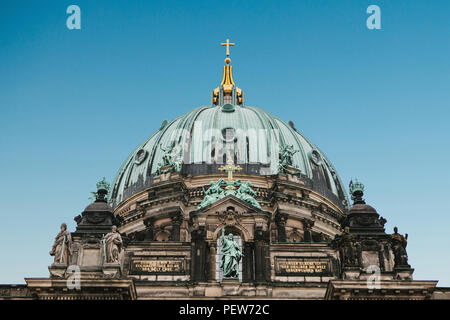 La Cathédrale de Berlin est appelé Berliner Dom contre le ciel bleu. Bel immeuble ancien dans le style de néoclassicisme et baroque avec croix et sculptures. Berlin, Allemagne Banque D'Images