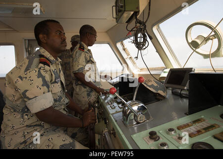 160204-F-IJ878-063 DJIBOUTI, Djibouti (fév. 4, 2016) Forces maritimes de Djibouti pilote un bateau de patrouille pendant l'exercice Cutlass Express 2016. Cutlass Express est un U.S. Africa Command-parrainé l'exercice maritime multinational visant à accroître la sûreté et la sécurité maritime dans les eaux au large de l'Afrique de l'Est, l'ouest de l'océan Indien des Nations unies, et dans le golfe d'Aden. (U.S. Air Force photo de Tech. Le Sgt. Barry Loo/libérés) Banque D'Images