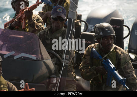 160204-F-IJ878-092 DJIBOUTI, Djibouti (fév. 4, 2016) Forces maritimes de Djibouti se préparent à bord d'un bateau de patrouille au cours d'un scénario de formation dans le cadre de l'exercice Cutlass Express 2016. Cutlass Express est un U.S. Africa Command-parrainé l'exercice maritime multinational visant à accroître la sûreté et la sécurité maritime dans les eaux au large de l'Afrique de l'Est, l'ouest de l'océan Indien des Nations unies, et dans le golfe d'Aden. (U.S. Air Force photo de Tech. Le Sgt. Barry Loo/libérés) Banque D'Images