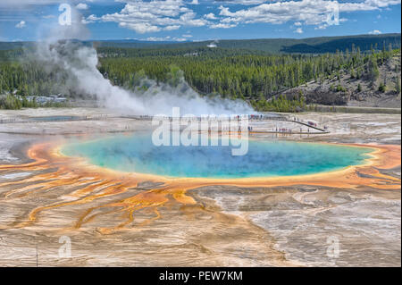 Grand Prismatic Spring et Excelsior Geyser floquée avec les touristes vu d'une colline dans le sud. Banque D'Images