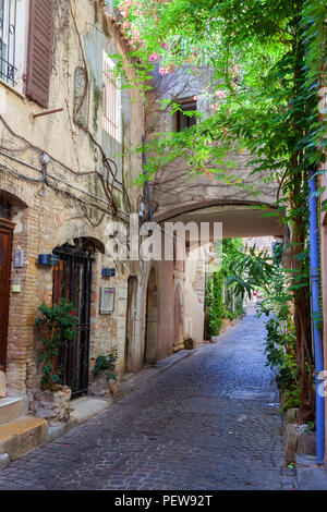 Cep sur la façade. Scène de rue dans la vieille ville, Antibes, France. Banque D'Images