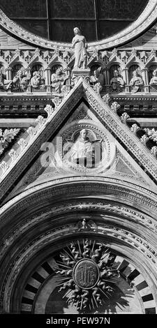 Les éléments ornementaux de la façade de la cathédrale de Sienne en Italie Banque D'Images