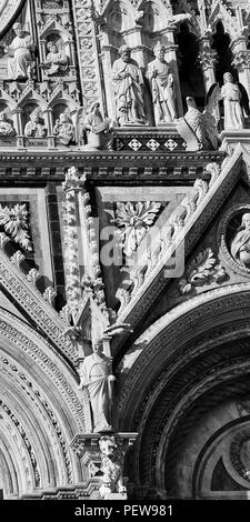 Les éléments ornementaux de la façade de la cathédrale de Sienne en Italie Banque D'Images