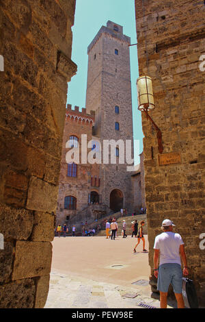 Vue d'une des tours de San Gimignano, Italie Banque D'Images