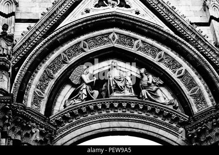 Les éléments ornementaux de la façade de la cathédrale de Sienne en Italie Banque D'Images