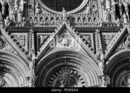 Les éléments ornementaux de la façade de la cathédrale de Sienne en Italie Banque D'Images