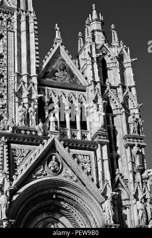 Les éléments ornementaux de la façade de la cathédrale de Sienne en Italie Banque D'Images