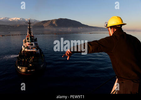 160202-N-FP878-042 La baie de Souda, Grèce (fév. 2, 2016) Maître de Manœuvre 2e classe Richard Woodland de Laurel, MD, diriger un bateau remorqueur grec comme USS Carney (DDG 64) commencera le 2 février 2016. Carney, une classe Arleigh Burke destroyer lance-missiles déployés avant, à Rota, Espagne, effectue une patrouille de routine dans le domaine de la flotte des États-Unis 6e des opérations à l'appui des intérêts de sécurité nationale des États-Unis en Europe. (U.S. Photo par marine Spécialiste de la communication de masse 1re classe Theron J. Godbold/libérés) Banque D'Images