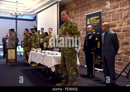 Le général Ben Hodges, de l'armée américaine l'Europe général commandant (au centre) parle à l'auditoire après la présentation du prix pour le général Douglas MacArthur 2015 USAREUR Leadership Awards le 13 janvier 2016, sur terre Kaseren à Wiesbaden, Allemagne. (U.S. Photo de l'armée de l'information visuelle Dee Spécialiste Crawford/libérés) Banque D'Images