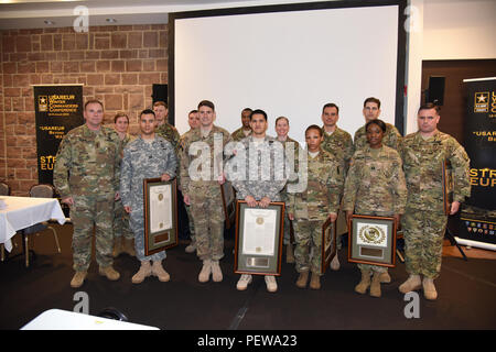 Le général Ben Hodges, de l'Armée américaine du général commandant l'Europe (à gauche) avec les nominatedand les gagnants du prix pour le général Douglas MacArthur 2015 USAREUR Leadership Awards le 13 janvier 2016, sur terre Kaseren à Wiesbaden, Allemagne. (U.S. Photo de l'armée de l'information visuelle Dee Spécialiste Crawford/libérés) Banque D'Images