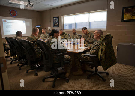 Le major du Corps des Marines des États-Unis Gen Vincent A. Coglianese, 1er Groupe logistique maritime Commandant, assiste à une brève avec le Colonel David E. Jones, commandant du Marine Corps Combat Service Support des écoles et des écoles d'alimentation au sol (ESG) le personnel à bord Camp Johnson, N.C., 22 janvier 2016. Le major-général Coglianese a parlé avec le personnel de l'École des opérations de logistique et d'ESG, Marine Corps Combat Service Support Écoles durant sa visite. (U.S. Marine Corps Combat Camera photo par lance le Cpl. Amy L. Plunkett/ libéré) Banque D'Images