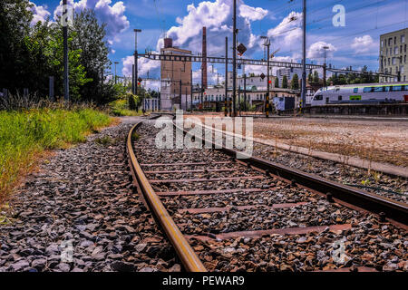 Vue paysage de la gare principale de Fribourg en Suisse, avec l'ancien Cardinal brasserie à l'arrière-plan Banque D'Images