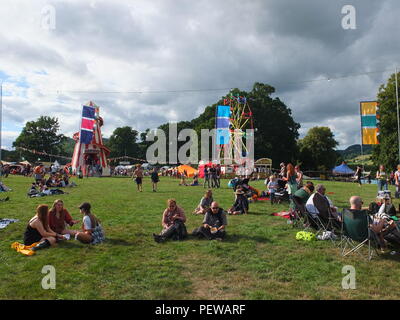 Green Man Festival, Crickhowell, au Pays de Galles. Site du Festival fête foraine avec manèges et festivaliers Banque D'Images