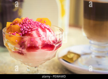 Sorbet à la rhubarbe avec garniture framboise Banque D'Images