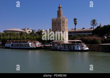 Vue panoramique du paysage de la Séville,avec la Torre del Oro sur le droit à l'arrière-plan et le Guadalquivir et bateaux de touristes dans l'avant-plan Banque D'Images