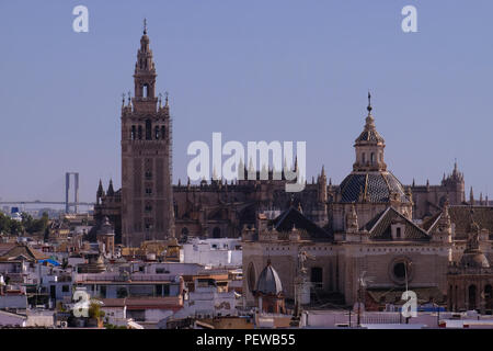 Vue paysage de la ville de Séville de la Metropol Parasol, avec la cathédrale de Saint Mary et le pont du centenaire à l'arrière-plan Banque D'Images