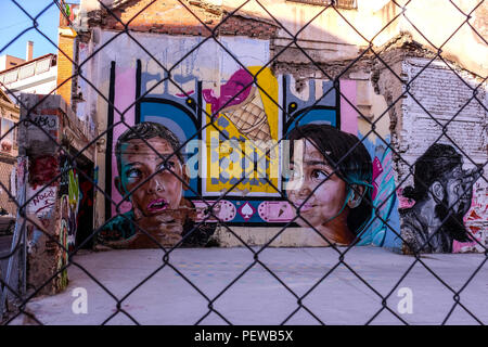 Vue de l'art de rue colorés, petits enfants derrière une clôture, tourné dans la région de Malaga, en Andalousie, Espagne, près de la plaza de la Merced Banque D'Images