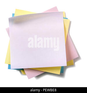 Tas désordonné de diverses couleurs sticky notes post isolated on white Banque D'Images