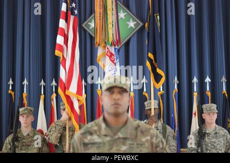 Le Sgt commande. Le Major Harold E. Dunn IV, sergent-major de commandement 20e Commandement CBRNE abandonne la responsabilité lors d'une cérémonie à Aberdeen Proving Ground, Md, 4 février. Banque D'Images