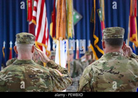 Le Sgt commande. Le Major Harold E. Dunn IV, sergent-major de commandement 20e Commandement CBRNE abandonne la responsabilité lors d'une cérémonie à Aberdeen Proving Ground, Md., le 4 février. Banque D'Images