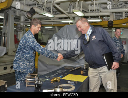 160201-N-YM720-019 POINT POLARIS, Guam (1 février 2016) du Corps des Marines à la retraite Brig. Le général Peter B. Collins, vice-président et chef de l'administration de la société de secours Navy-Marine Corps, serre la main de réparateur de machines 2e classe Bryan Dixon dans la machine shop à bord du sous-marin USS Frank offres câble (40), le 1 février. Collins s'est rendu à rencontrer Câble Frank marins. Frank, l'avant déployés dans l'île de Guam, procède à l'entretien et du soutien des sous-marins et navires de surface déployés dans la 7e Flotte des États-Unis zone de responsabilité. (U.S. Photo par Marine Communications de Masse Banque D'Images