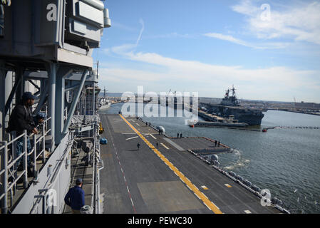 L'USS Bataan (LHD 5), un navire d'assaut amphibie polyvalent, retourne à la base navale de Norfolk après un essai en mer d'une semaine. Faisant partie du Bataan Amphibious Readiness Group, le navire soutient les opérations amphibies du Marine corps et de la Navy, le transport de troupes et la guerre expéditionnaire. Le navire termine une période de disponibilité pour la maintenance afin d'assurer la disponibilité opérationnelle, le bon fonctionnement des systèmes et la capacité de combat pour les déploiements futurs, y compris l'aviation, les embarcations de débarquement et les opérations de véhicules amphibies. Banque D'Images