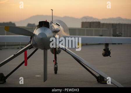 Un MQ-1B de prédateur du 62e Détachement de l'escadron de reconnaissance de la Force expéditionnaire du Canada 1 est situé sur une aire de trafic de l'Aérodrome de Jalalabad, en Afghanistan, le 3 février 2016. Le MQ-1B est un multi-mission, armés, de moyenne altitude et longue endurance avions téléguidés est employé principalement comme une intelligence-collection asset et secondairement à l'encontre de cibles d'exécution dynamique. (U.S. Air Force photo/Tech. Le Sgt. Robert Cloys) Banque D'Images