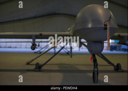 Deux MQ-1B Les prédateurs des le 62e Détachement de l'escadron de reconnaissance de la Force expéditionnaire du Canada 1 s'asseoir dans un hangar à l'Aérodrome de Jalalabad, en Afghanistan, le 3 février 2016. Le MQ-1B est un multi-mission, armés, de moyenne altitude et longue endurance avions téléguidés est employé principalement comme une intelligence-collection asset et secondairement à l'encontre de cibles d'exécution dynamique. Banque D'Images