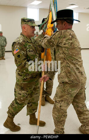 Le lieutenant-colonel Robert Walter, de Stillwater, Oklahoma, passe par les couleurs de l'escadron du 1er escadron, 180e régiment de cavalerie, d'infanterie de la 45e Brigade Combat Team, au colonel David Jordan, commandant de la 45e IBCT, symbole de l'abandon de son commandement que le commandant sortant lors d'une cérémonie à McAlester, Oklahoma, le 6 février. (Photo de la CPS. Brianna Rhodes, 45th Infantry Brigade Combat Team) Banque D'Images