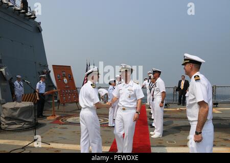 160206-N-JU970-357 Visakhapatnam, Inde (fév. 6, 2016) Le chef des opérations navales (ONC) Adm. John Richardson répond à la Cmdr. Edward Sundberg, Commandant de la classe Arleigh Burke destroyer lance-missiles USS (DDG 85 Lexington-historic District), de l'Inde pendant la Revue navale internationale (IFR) 2016. 2016 IFR est un exercice militaire international organisé par la marine indienne pour aider à renforcer la confiance mutuelle avec les marines militaires de partout dans le monde. Déployées à l'avant, Lexington-historic District à Yokosuka, Japon, est en patrouille dans la 7e Flotte Secteur d'opérations à l'appui de la sécurité et de la stabilité dans l'Indo-Asia-Pacifique. ( Banque D'Images