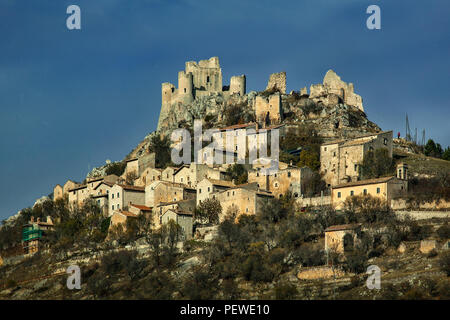 Le château de Rocca Calascio à la dernière lumière de la journée par une journée d'hiver nuageux.Parc national de Gran Sasso et Monti della Laga, Abruzzes, Italie, Europe Banque D'Images