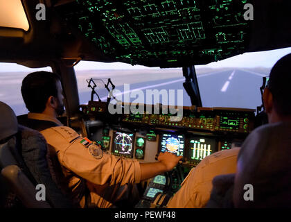 L'armée de l'air des Émirats arabes unis Le Capitaine Abdulla, Almehrezi C-17 Globemaster III cargo) pilote instructeur stagiaire, exploite un C-17 simulateur de formation des Émirats arabes unis avec le Lieutenant-colonel de l'Armée de l'air Alnaqbi Hamdan, C-17 pilote instructeur stagiaire, Altus Air Force Base, en Oklahoma, le 2 février 2016. La formation d'étudiants étrangers contribue à améliorer les connaissances en uniforme avec les missions de la nation et de l'exploitation. (U.S. Air Force photo par un membre de la 1re classe Kirby/Turbak) Parution Banque D'Images