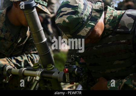 Un soldat est une recherche dans la vue d'un Corps des Marines américains M224 60mm Système de mortier au cours force de débarquement à flot la coopération et la formation de l'état de préparation (LF) CARAT 2015 Tanduo Beach à l'Est, Sabah, Malaisie, le 15 août 2015. LF CARAT est destiné à consolider, accroître l'interopérabilité dans la planification et les opérations amphibies et les ensembles de compétences de base entre les États-Unis et les nations de l'Indonésie, la Malaisie et la Thaïlande. (U.S. Marine Corps photo par MCIPAC le Caméra de combat. Sergio RamirezRomero/relâché) Banque D'Images