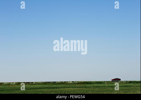 Une voiture sur la route dans l'est du Washington State, USA Banque D'Images