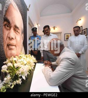 New Delhi, Inde. Août 16, 2018. Le Président de l'Inde, Ram Nath Kovind, a rendu visite à la résidence de feu le Premier Ministre Atal Bihari Vajpayee pour payer son respect Crédit : Jyoti Kapoor/Pacific Press/Alamy Live News Banque D'Images