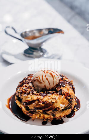 Terrine de chocolat aux noisettes pâte feuilletée pâte avec glace noisette Banque D'Images