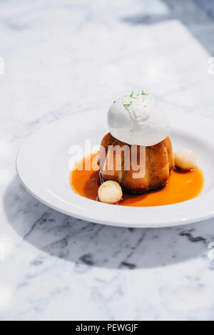 Rum Baba cake à la banane et au caramel glace citron vert Banque D'Images