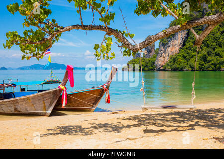 Bateaux Longtail Amarrés sur plage en Thaïlande Banque D'Images