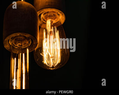 Différents types d'ampoules rougeoyant vintage sur noir. Les lampes Edison Banque D'Images