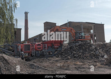 La reconstruction et la démolition partielle d'un ancien ancien usine de papier. Banque D'Images